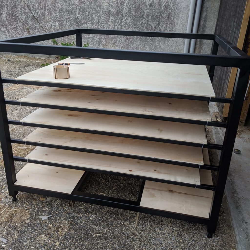 Chassis pour CNC avec rack de stockage pour panneau de bois en dessous